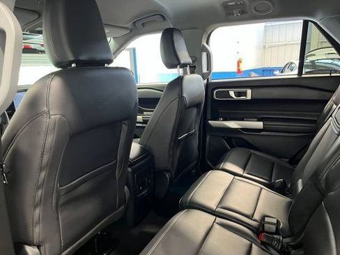 Used 2023 Ford Explorer XLT w/ Equipment Group 202A AWD/4WD image 17