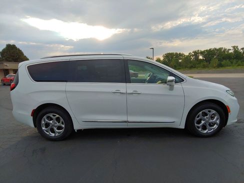 Used 2021 Chrysler Pacifica Limited w/ Premium & Safety Sphere Group AWD/4WD image 5
