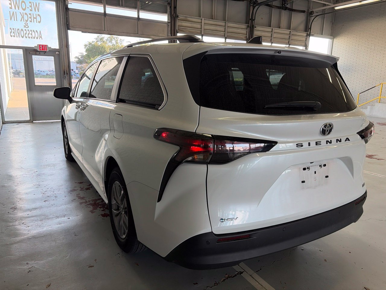 Used 2026 Toyota Sienna XLE FWD image 5