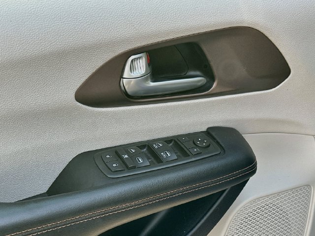 Used 2019 Chrysler Pacifica Touring Plus w/ Tire & Wheel Group FWD image 18