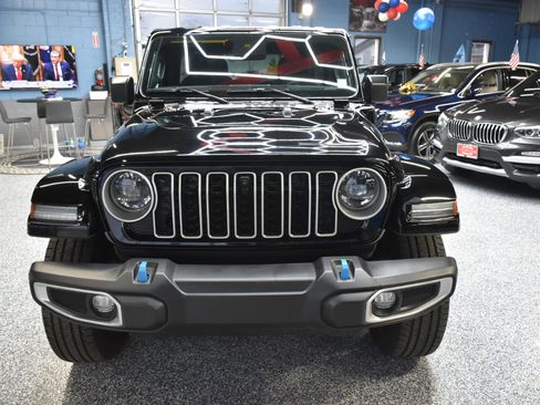 Used 2024 Jeep Wrangler Unlimited Sahara w/ Technology Group image 16