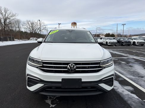 Certified 2022 Volkswagen Tiguan SE w/ Panoramic Sunroof Package image 2