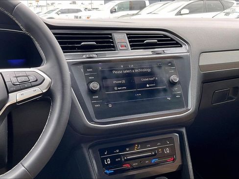 Used 2022 Volkswagen Tiguan SE image 9