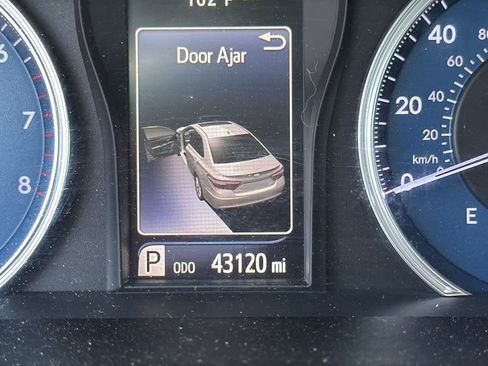 Used 2017 Toyota Camry XLE w/ Moonroof Package FWD image 9