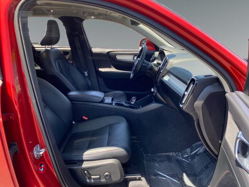 Used 2019 Volvo XC40 T4 Momentum FWD image 15