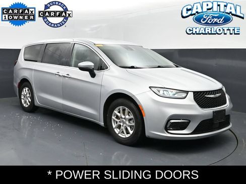 Used 2023 Chrysler Pacifica Touring-L FWD image 3