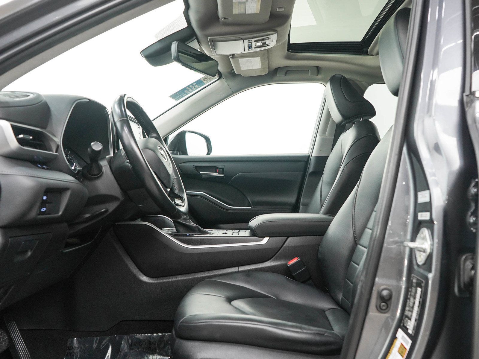 Used 2020 Toyota Highlander XLE AWD/4WD image 23