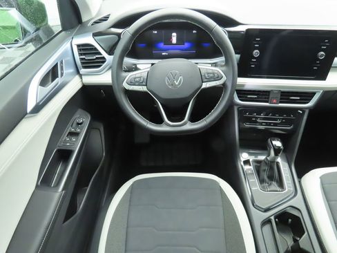 Certified 2025 Volkswagen Taos SE w/ Panoramic Sunroof Package image 10