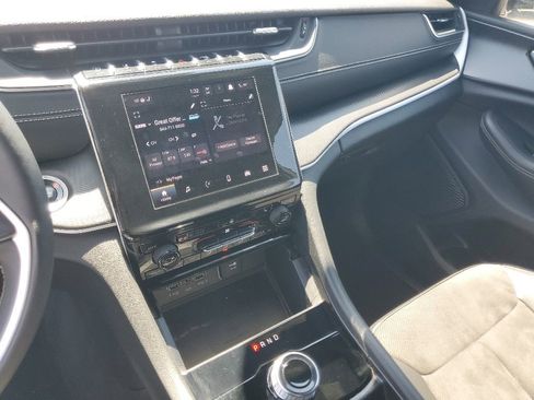 Used 2024 Jeep Grand Cherokee Altitude AWD/4WD image 18