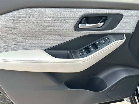 Used 2023 Nissan Rogue SV image 14