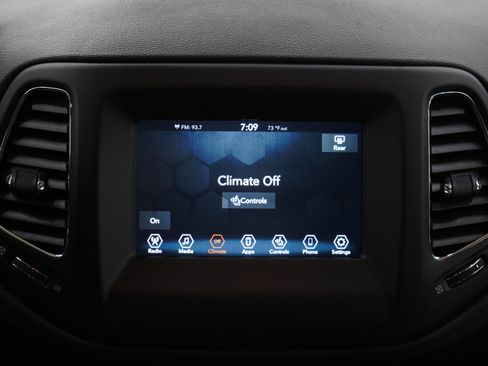 Used 2019 Jeep Compass Latitude w/ Popular Equipment Group image 18