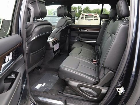 New 2024 Jeep Grand Wagoneer L 4WD w/ Convenience Group III image 23
