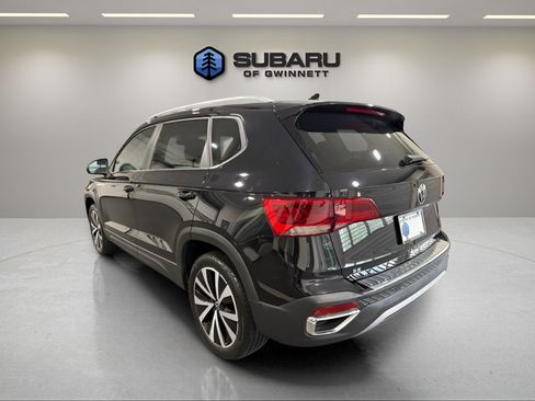 Used 2023 Volkswagen Taos SE w/ Panoramic Sunroof Package FWD image 3