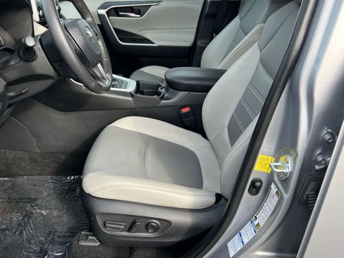 Used 2021 Toyota RAV4 XLE Premium image 14