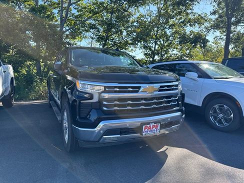 Used 2022 Chevrolet Silverado 1500 LTZ w/ LTZ Convenience Package II AWD/4WD image 2