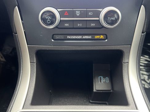 Certified 2023 Ford Edge SE w/ Black Appearance Package image 9