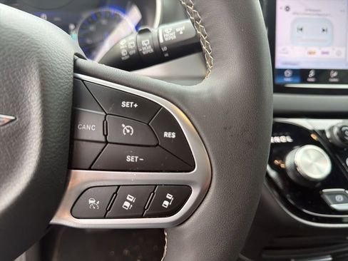 Used 2025 Chrysler Pacifica Select image 15