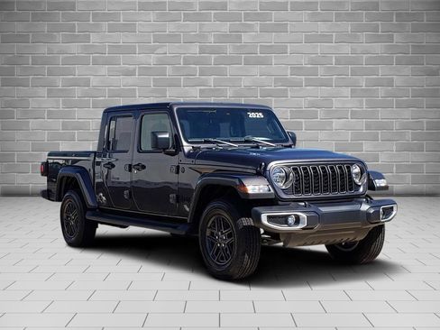 Used 2025 Jeep Gladiator Sport image 3