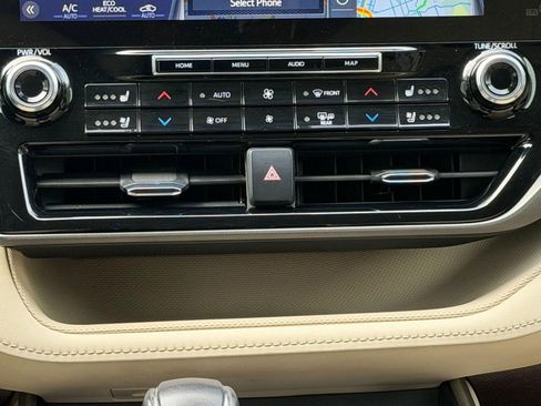 Used 2021 Toyota Highlander Limited FWD image 24