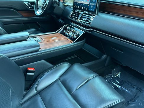 Used 2024 Lincoln Navigator Premiere AWD/4WD image 19