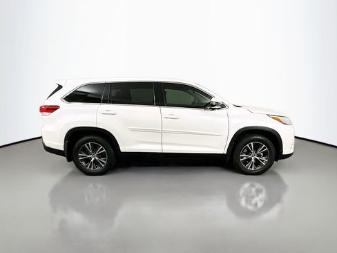Used 2019 Toyota Highlander LE image 4