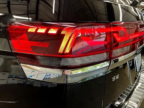 Used 2025 Volkswagen Atlas SE image 31