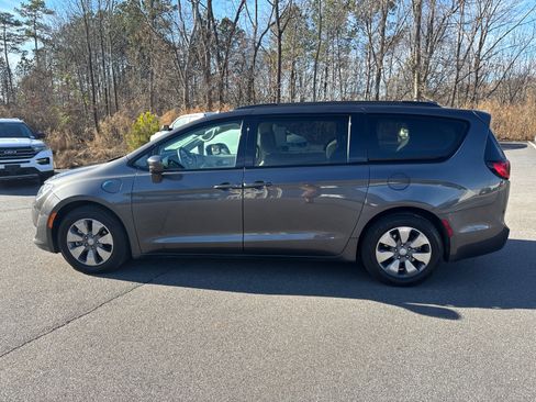 Used 2018 Chrysler Pacifica Touring-L image 8
