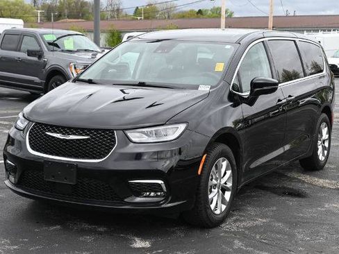 Used 2024 Chrysler Pacifica Touring-L AWD/4WD image 5