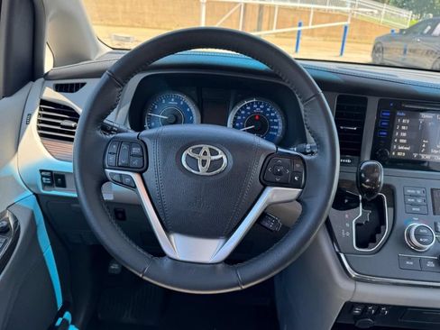 Used 2017 Toyota Sienna XLE FWD image 14