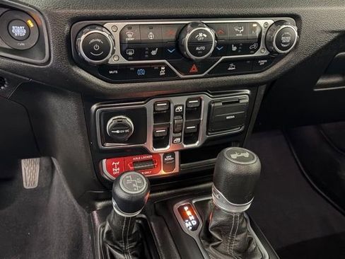 Used 2024 Jeep Wrangler Unlimited image 31