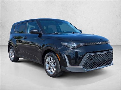 Used 2023 Kia Soul LX w/ LX Technology Package FWD image 3