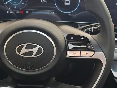 Certified 2025 Hyundai Elantra SEL image 18