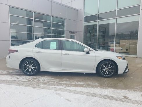 Used 2023 Toyota Camry SE image 8