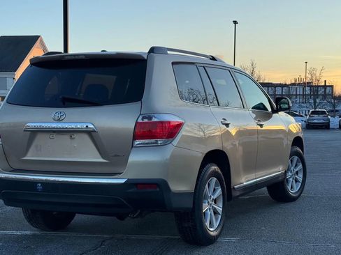 Used 2011 Toyota Highlander SE w/ Tow Pkg image 6