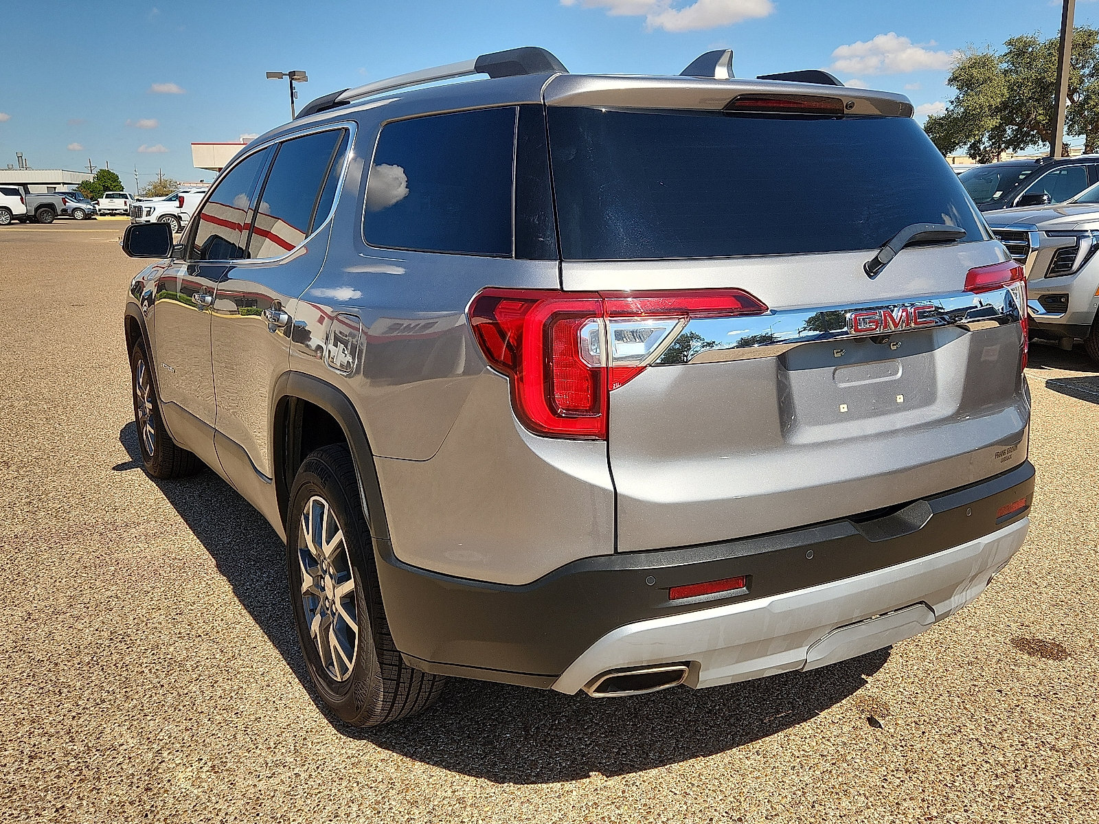 Used 2023 GMC Acadia SLT AWD/4WD image 3