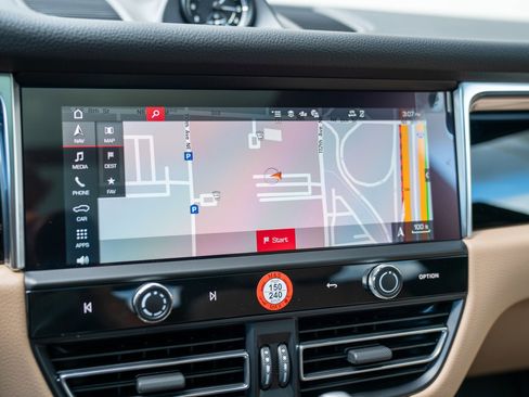 Certified 2025 Porsche Macan image 16