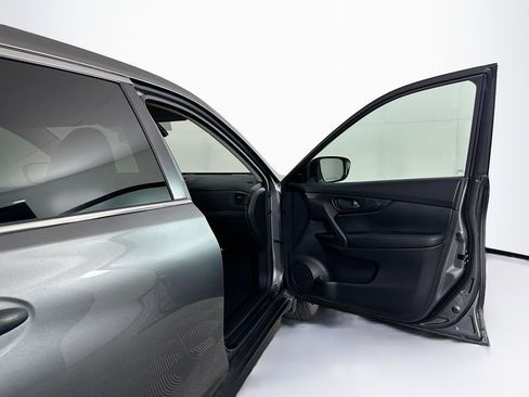 Used 2020 Nissan Rogue S FWD image 30