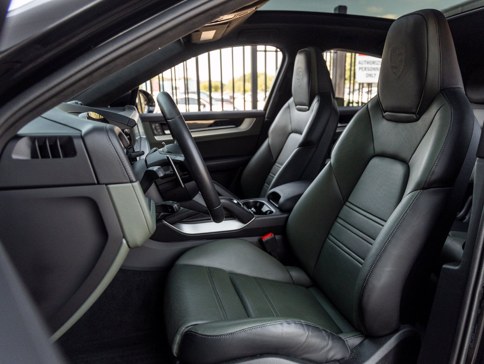 Used 2025 Porsche Cayenne GTS AWD/4WD image 5