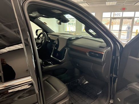 Used 2025 GMC Yukon Denali image 30