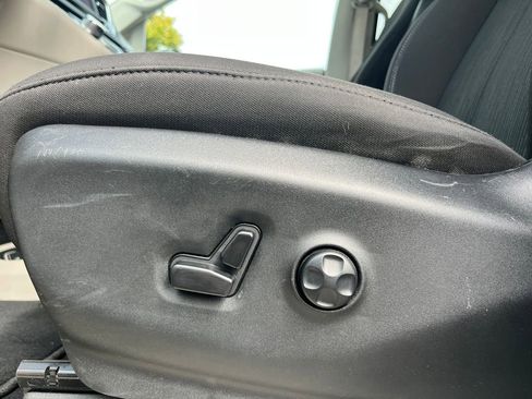 Used 2023 Chrysler Voyager LX FWD image 17