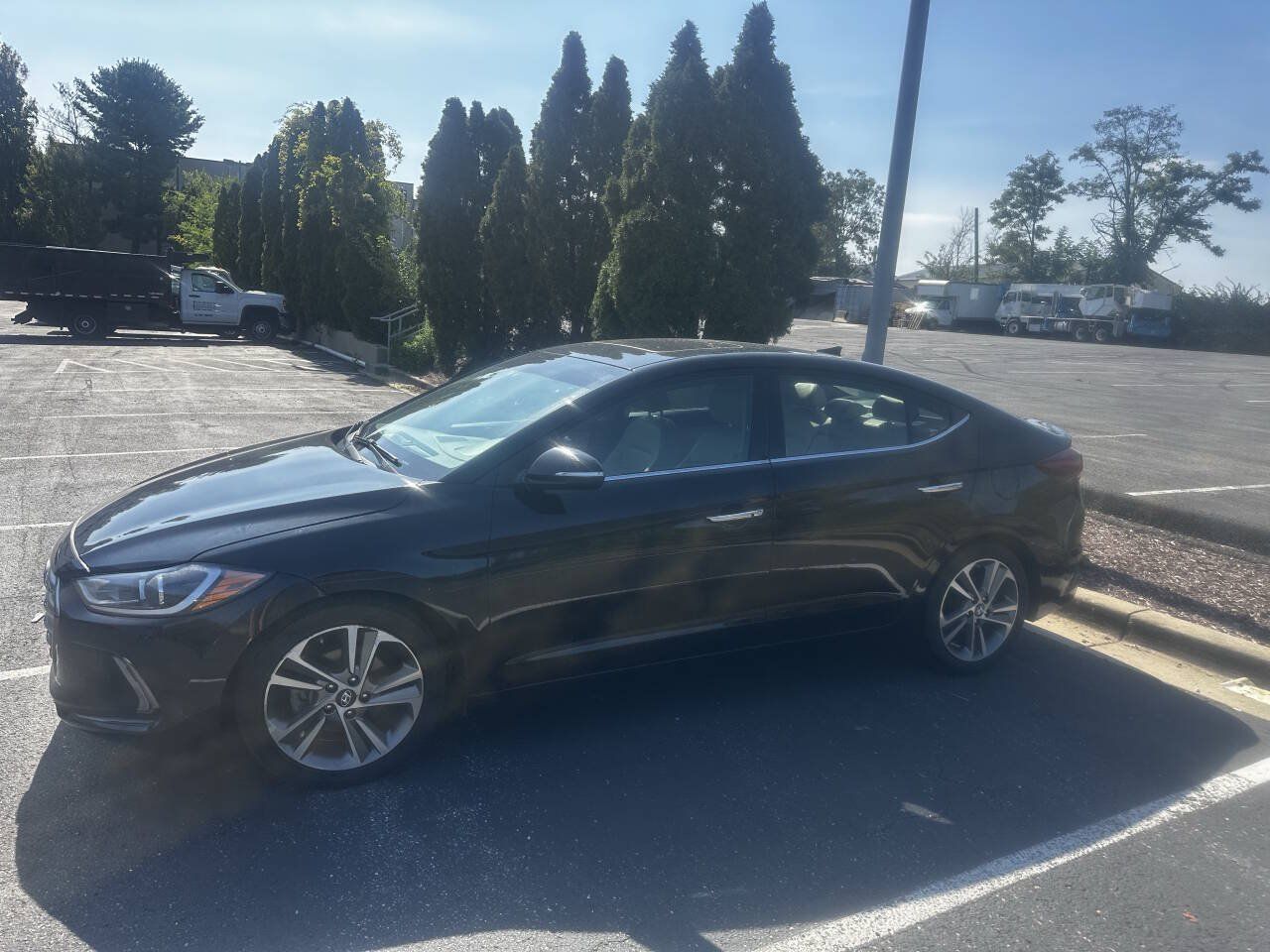 Used 2017 Hyundai Elantra Limited w/ Limited Tech Package 04 FWD image 2