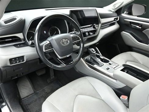 Used 2022 Toyota Highlander Limited image 10