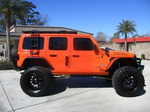 Used 2019 Jeep Wrangler Unlimited Sahara image 17