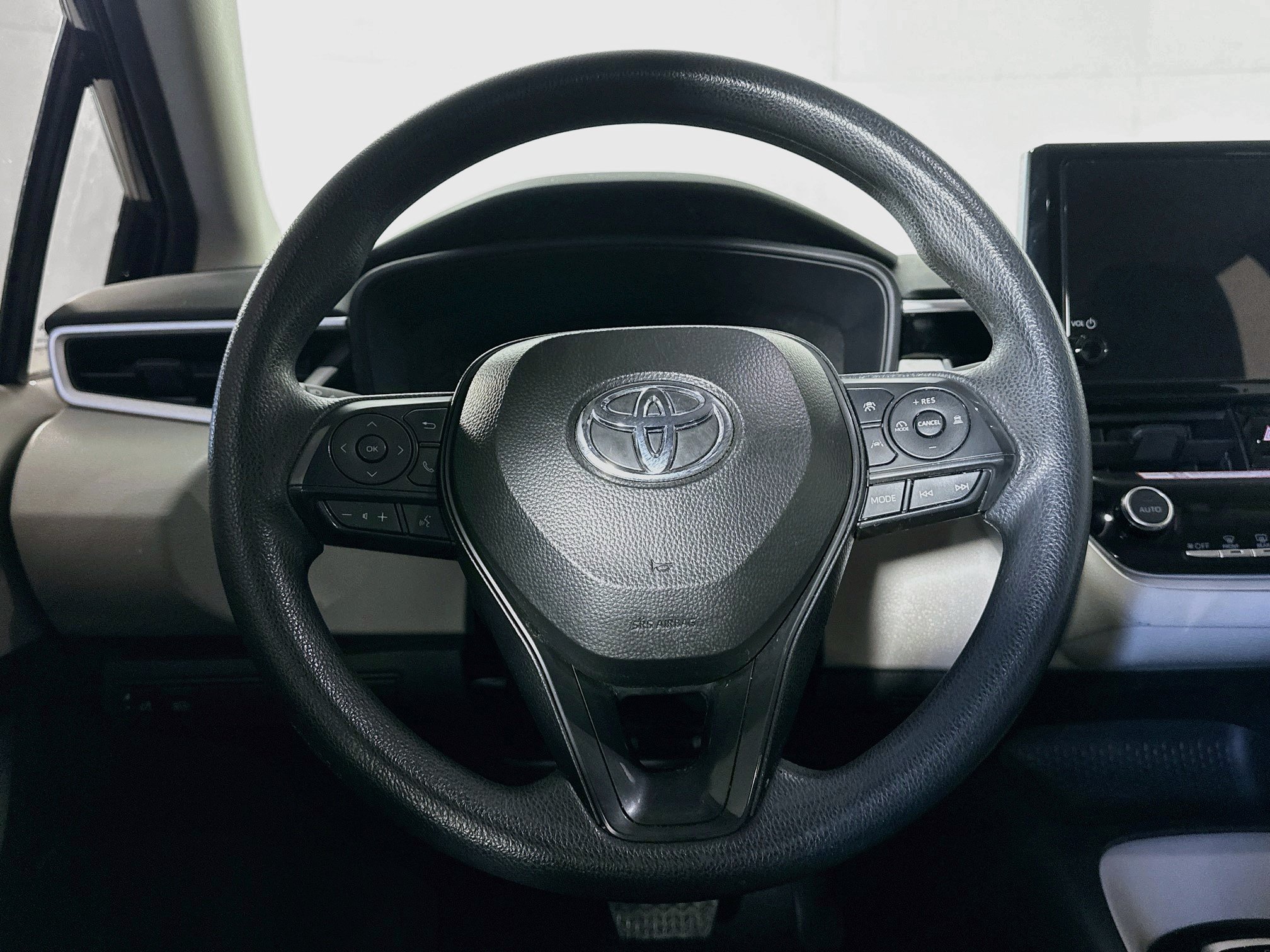 Used 2025 Toyota Corolla LE FWD image 17