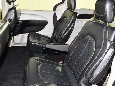 Used 2019 Chrysler Pacifica Touring-L FWD image 44