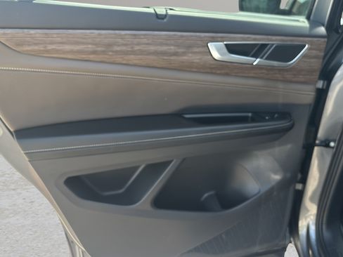 Used 2024 Volkswagen Atlas SEL AWD/4WD image 15