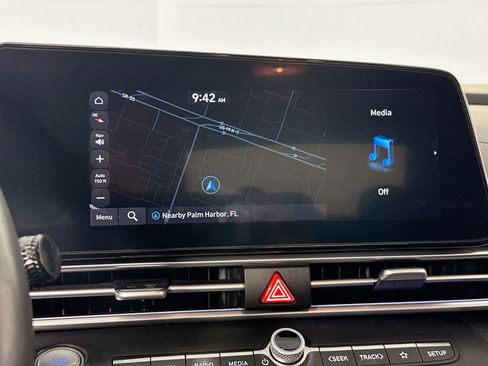 Used 2023 Hyundai Elantra Limited FWD image 13