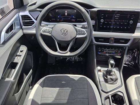 New 2026 Volkswagen Taos SE FWD image 11