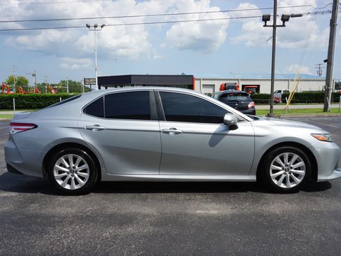 Used 2020 Toyota Camry LE FWD image 4