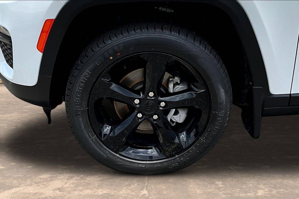 Used 2025 Jeep Grand Cherokee Limited w/ Black Appearance Package RWD image 35